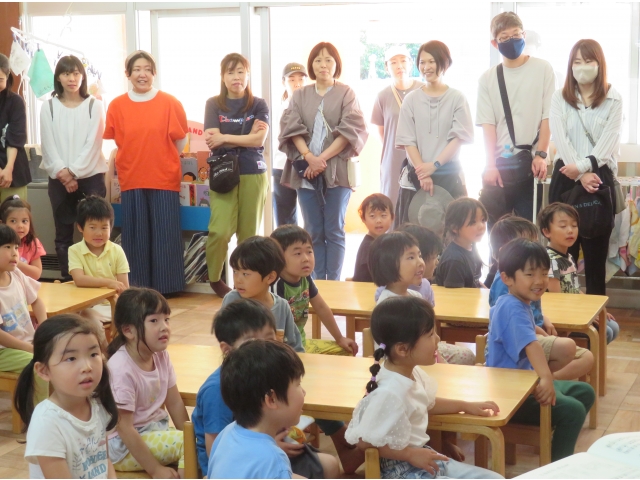 お父さん、お母さんがいても先生の話に集中です!