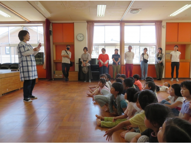 遊戯室に移動して親子で竹とんぼ作り♪