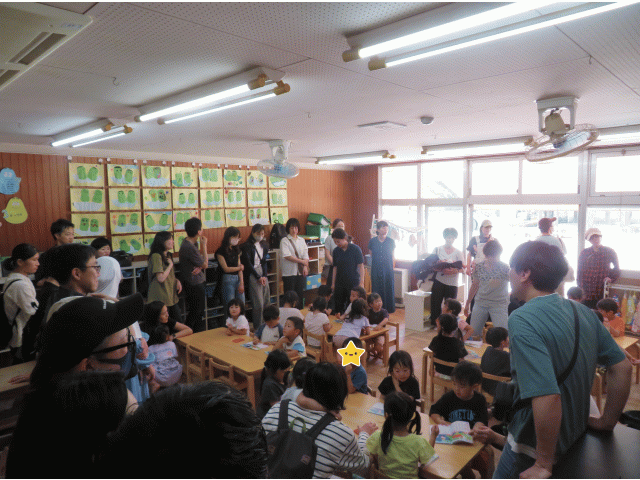 部屋へ行き朝の会をします少し緊張気味のお友だち(^-^)