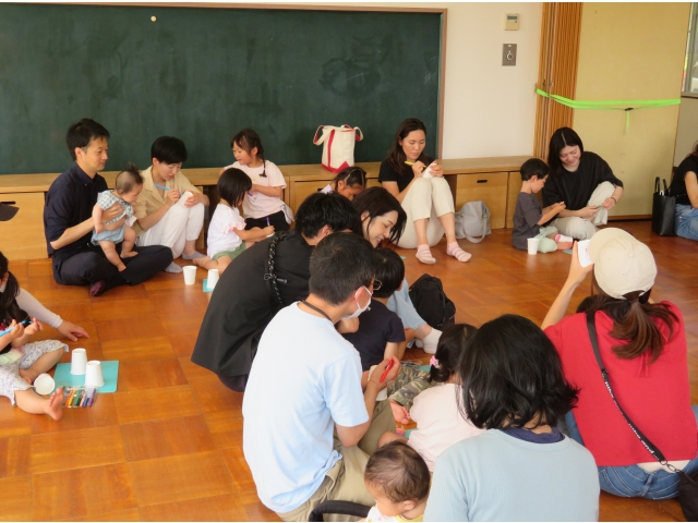 周りの友だちともお話しながら楽しんでいます！