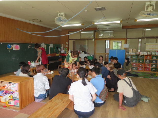 お母さん、お父さんから離れたくなーい！だけどせんべいは食べたい！