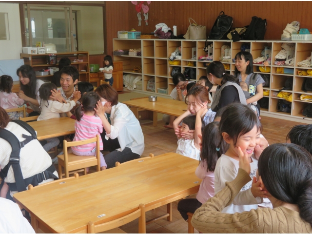 ふれあい遊びでお父さん、お母さんとくっついて嬉しそうです