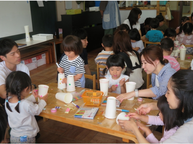 紙コップ飛行機作りは親子で色を塗ったりシールを貼ったり　楽しいなー♪