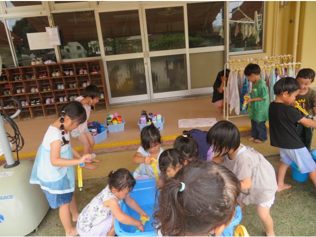 水鉄砲に水を入れます。