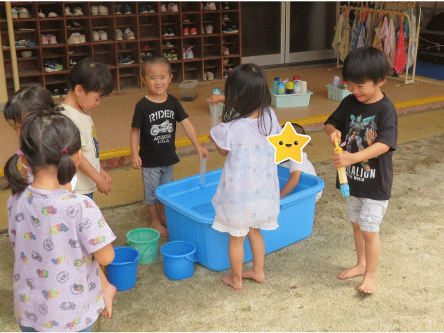 ふちで水をチャパチャパ(^-^)