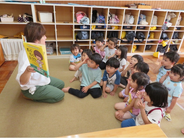 子どもたちと一緒に実際に体を触って確認です。