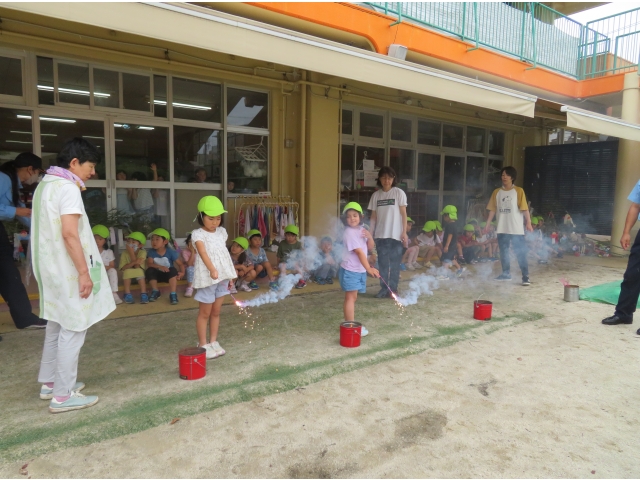 花火から体を離す!約束を守って楽しみます♪