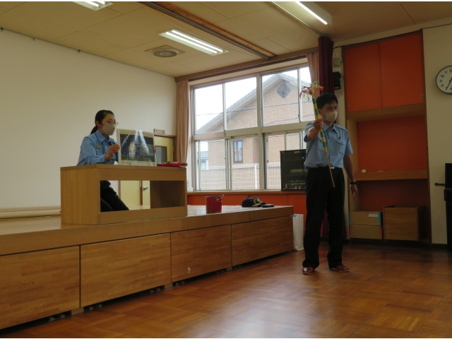 紙芝居をみて学びます!