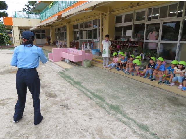 次は園庭に出て説明を聞きます!