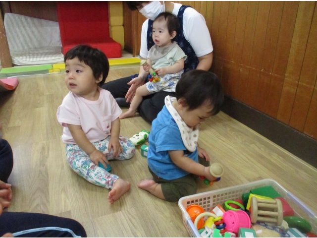 どのオモチャにしようかな～？あ！あっちも楽しそうだな★