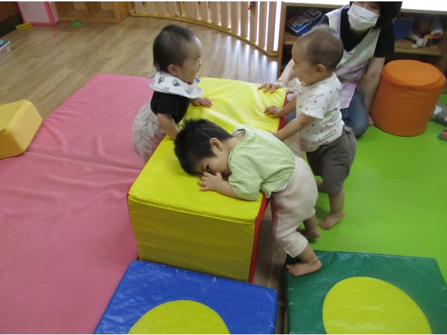 2人で、ばぁ～！！もたれてみるのもひんやりしてて気持ちいいよ～♡