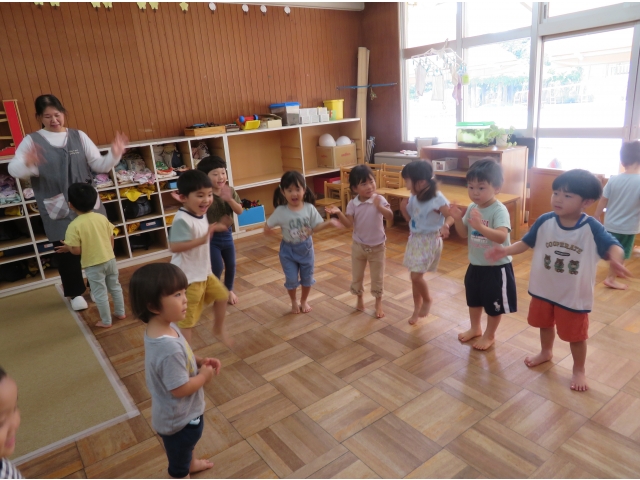 曲に合わせて楽しく踊ります♫