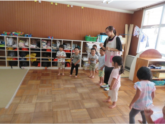 歌も歌いながら踊ります♫