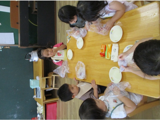 できたおにぎりをお皿に出しています！