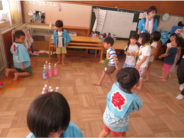 ピンめがけてボールを投げます