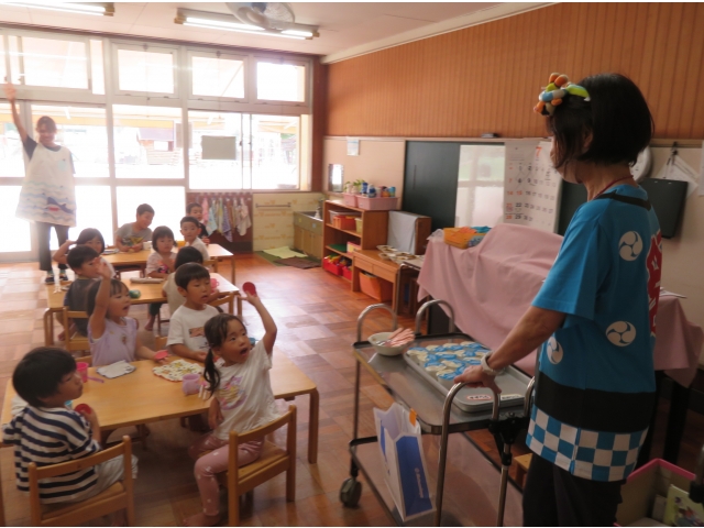 「アイスクリームほしい人!」の声に元気よく手を挙げるすずらん組のお友だち♡