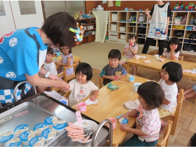 お金を渡してアイスと交換です♡