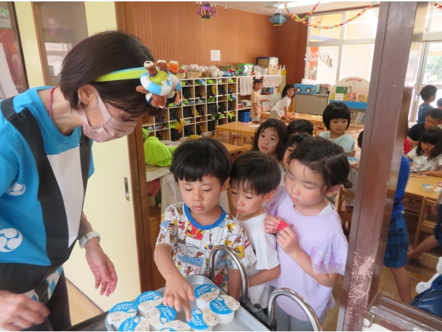 自分でアイスクリームを選びます!