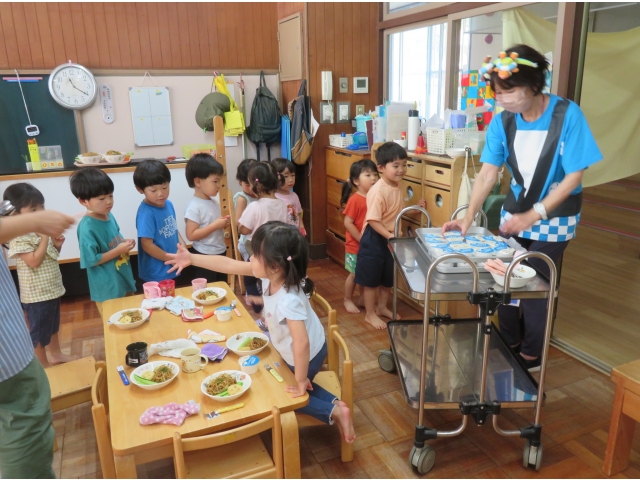 順番にアイスクリームを買うたんぽぽ組のお友だち♪