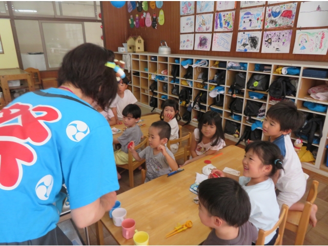 アイスを手に取り大喜び♪