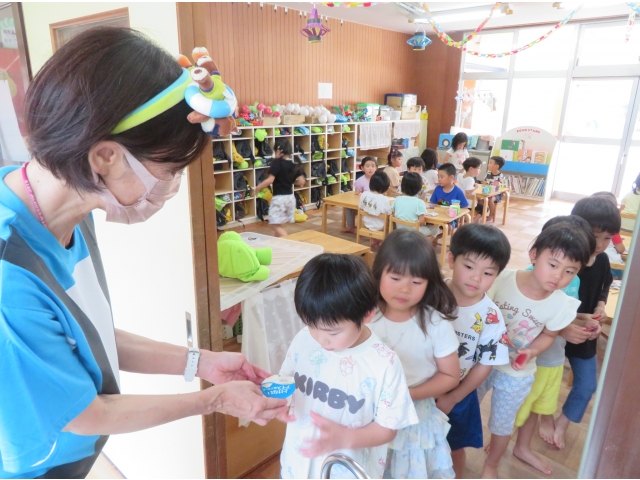 廊下で園長先生のアイスクリームを買うぞう組のお友だち!