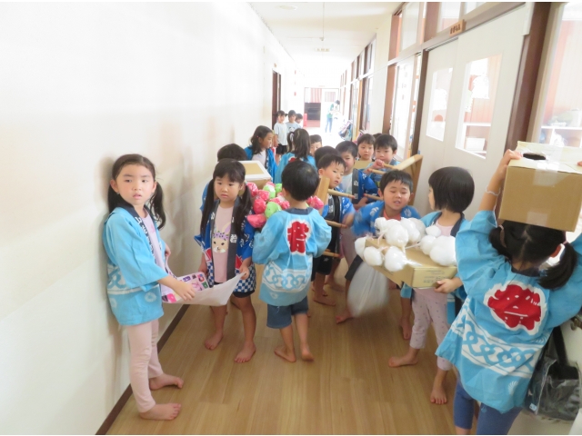 商品をを持って3歳児クラスへお引越しです