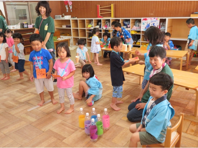 ピンが倒れるかみんなが見届けます