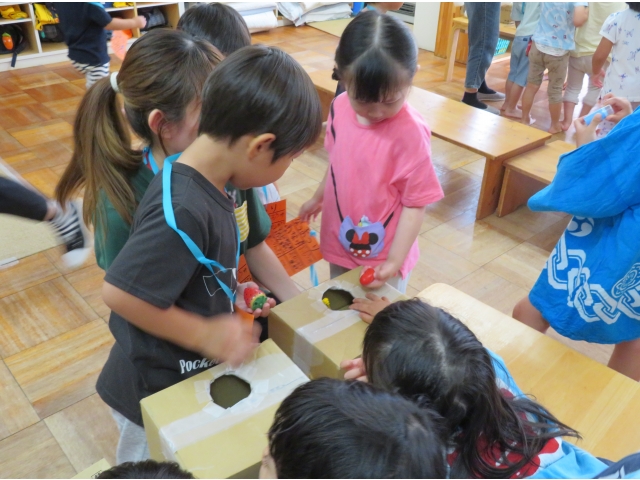 ゆっくり箱の中に手を入れます