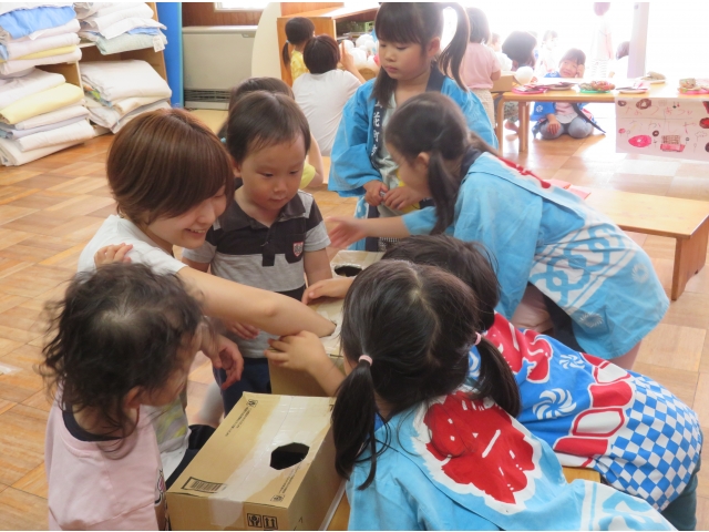 先生の手から何が出てくるかな？