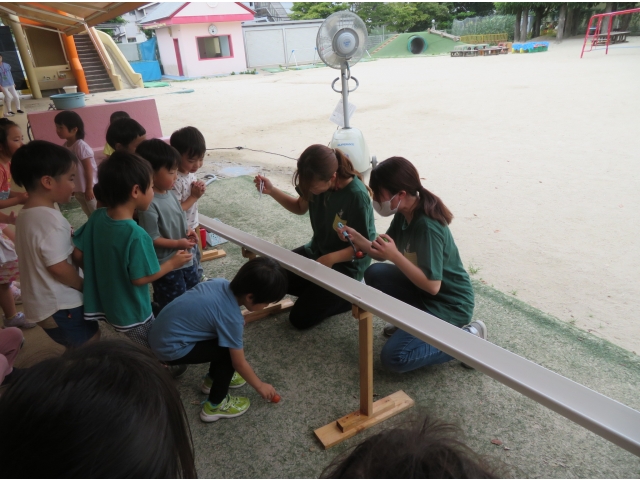 先生も挑戦!みんなで温かく見守ります♡