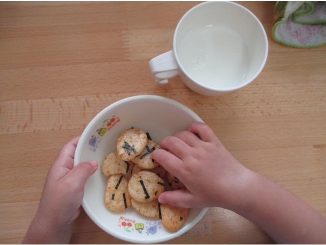 今日のおやつは醤油せんべいでした。