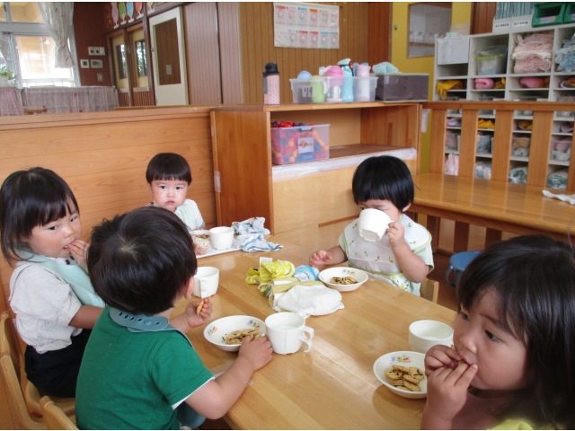 保育者の真似をして「せんべー」と友だち同士で言い合っていました。