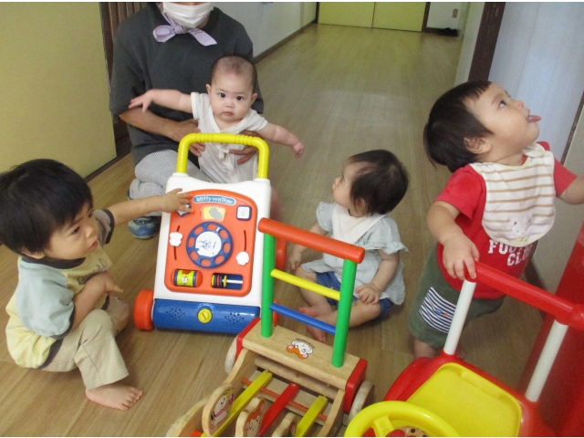 のんびり座って、音の出るおもちゃで楽しんでいます☆彡