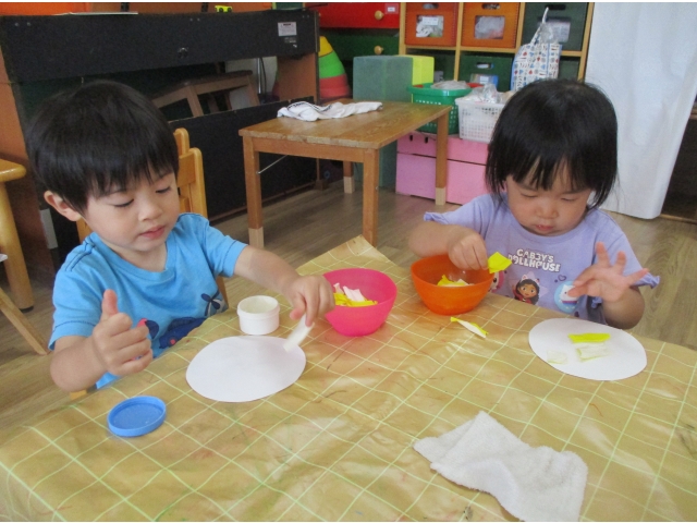 のりを塗ってペタペタ(*^^*)