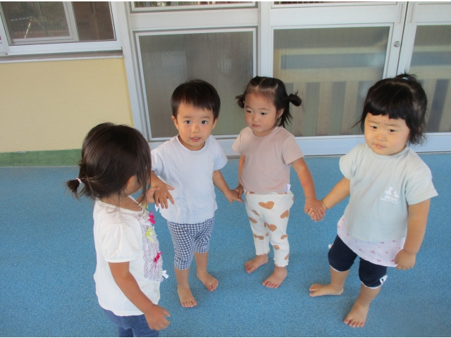 仲良く手を繋ぎます♪