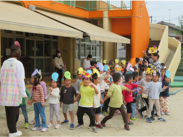 お面を付けてハロウィンのはじまりです(>_<)