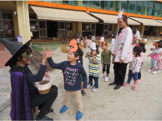 魔女さんとタッチできたね!