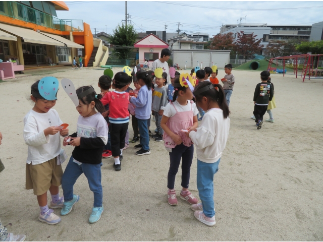 ペアのお友だちとクイズの答えを相談中!