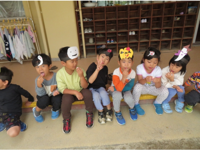 おしゃべりしながら食べます♪