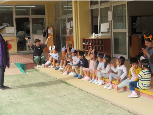 魔女さんからのクイズに答え“せいかい!”言われて大喜び♪