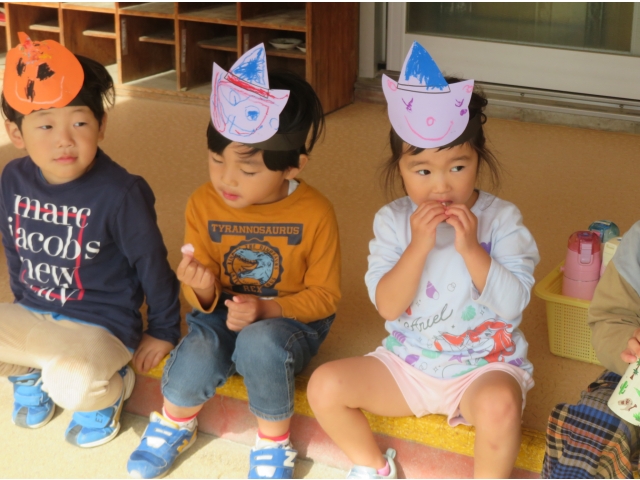 魔女からもらったラムネを味わって食べます♡