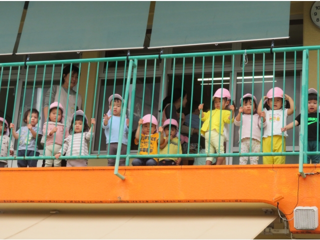 2階から小さなお友だちも興味津々!