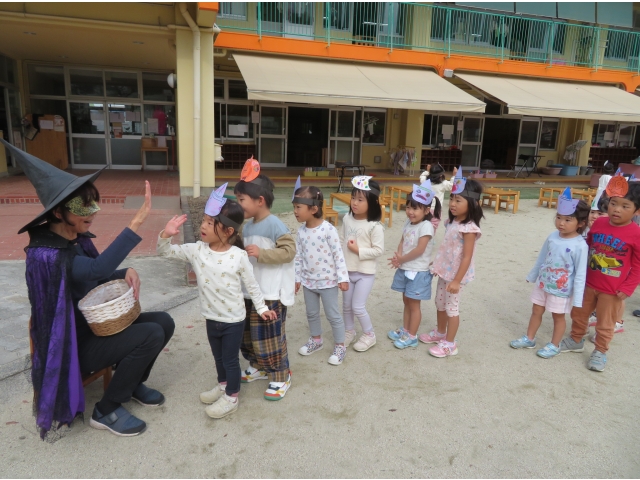 魔女さんの手とタッチしたらラムネがもらえることに…