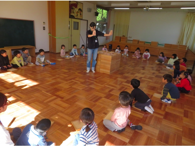 わくわくしながら、先生の話を聞いています。