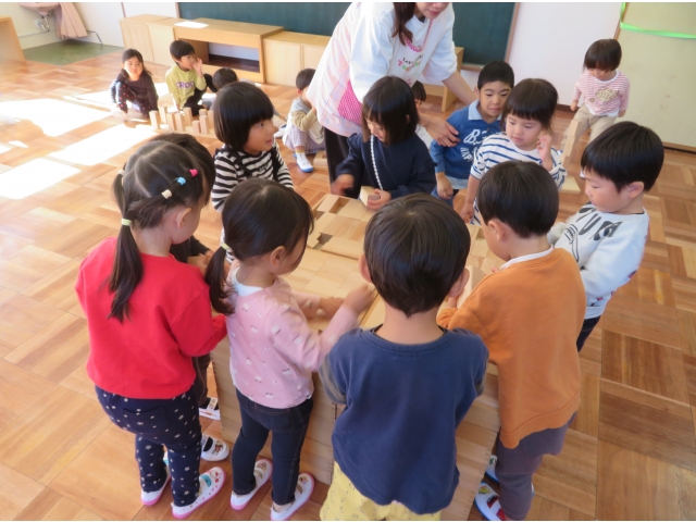 好きな形の積み木を選んでいます。