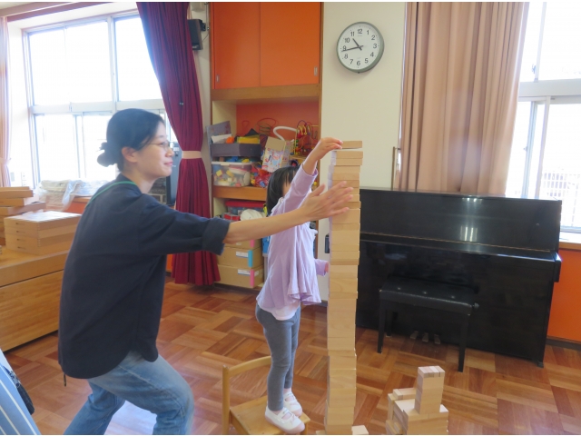 じっくりそーっと積み上げている子もいます。
