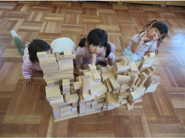 できたお家でかくれんぼです。