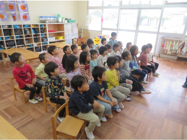最後にお部屋で生き物の生態系の話を聞きました。