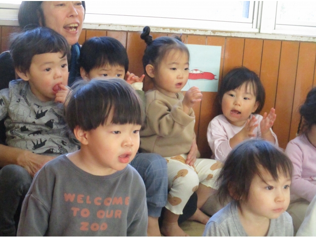 ”あわてんぼうのサンタクロース”のペープサートも見ました。