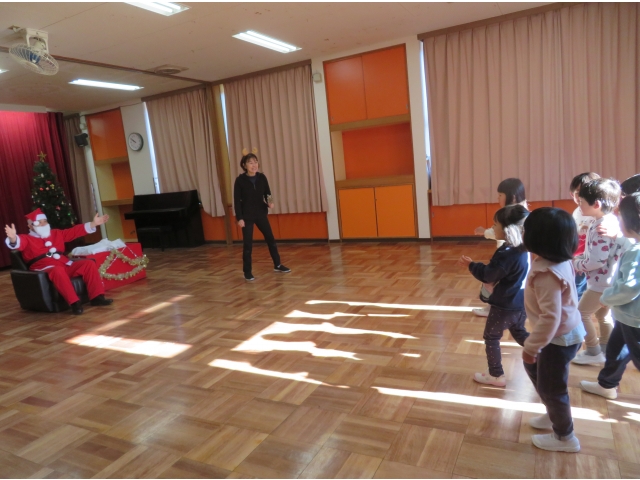 目の前にサンタさんがいて足が止まってしまいました!